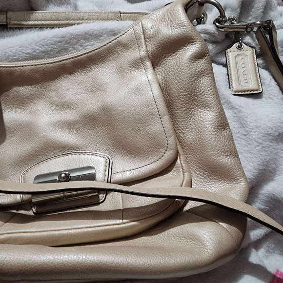 Coach Kristin hobo bag in a light pearl or beige leather with silver-tone hardw - Picture 2 of 7